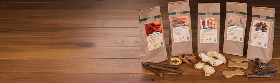 Leckerli-Probier-Pakete mit Keksen und Kauartikeln für Hunde.